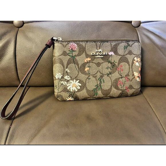 NWT COACH CORNER ZIP WRISTLET WITH WILD FLOWER PRINT - Picture 1 of 6